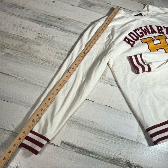 Harry Potter Hogwarts Wizarding World Crewneck Cream Sweatshirt Adult Size XL - Picture 7 of 7